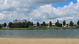 850562 Gezicht over de Strijkviertelplas op de chemische fabriek van BASF Nederland BV (Strijkviertel 67) te De Meern ...